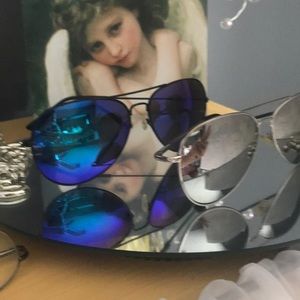 Double bar aviator style reflective sunnies.